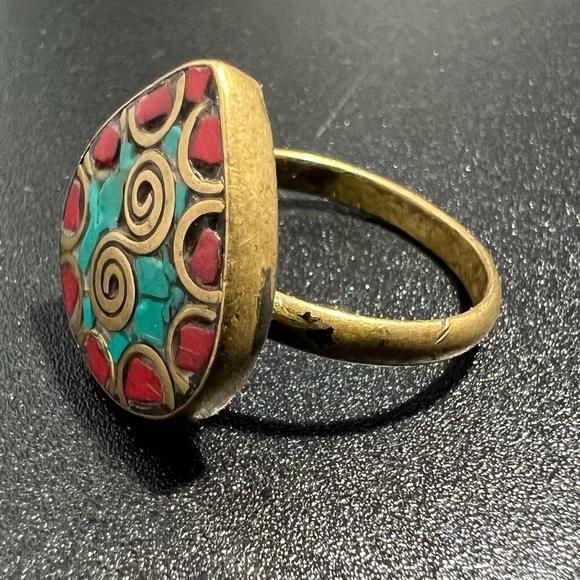 Vintage Brass Ring with Coral & Turquoise Chip Inlay Spiral S Adjustable Ring - Picture 2 of 9